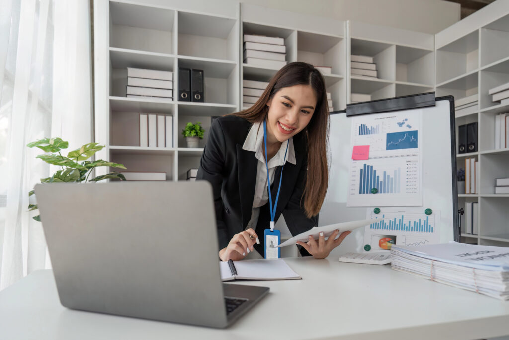 depositphotos 665838132 xl Rise Marketing Team member reviewing details with client over an online meeting
